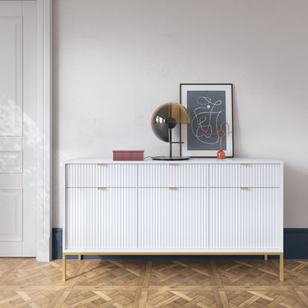 ELEGANCKA KOMODA Z PÓŁKAMI I SZUFLADAMI RYFLOWANA LAMELO LA4 BIAŁY + ZŁOTY - W ARANŻACJI