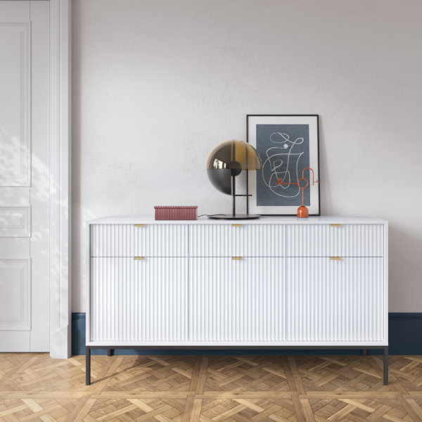 ELEGANCKA KOMODA Z PÓŁKAMI I SZUFLADAMI RYFLOWANA LAMELO LA4 BIAŁY + CZARNY - W ARANŻACJI